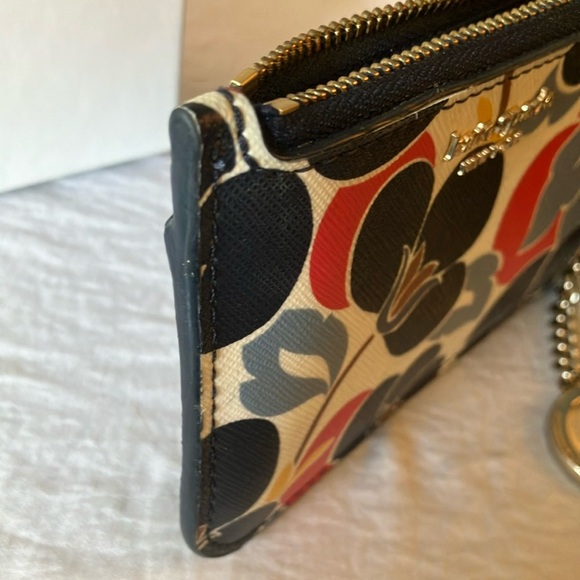 Kate Spade: Floral Mini Keychain Wallet- Gold Tone- Box- mark - Picture 7 of 14